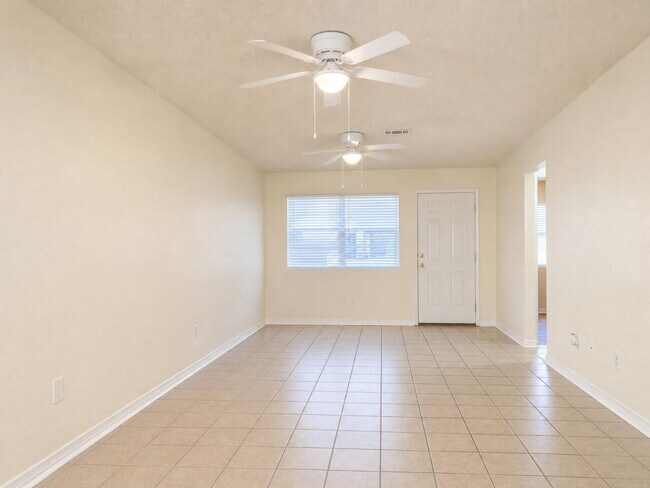 Building Photo - "Charming 2-Bedroom Townhouse with 2 Full Baths on Wellington Road!"