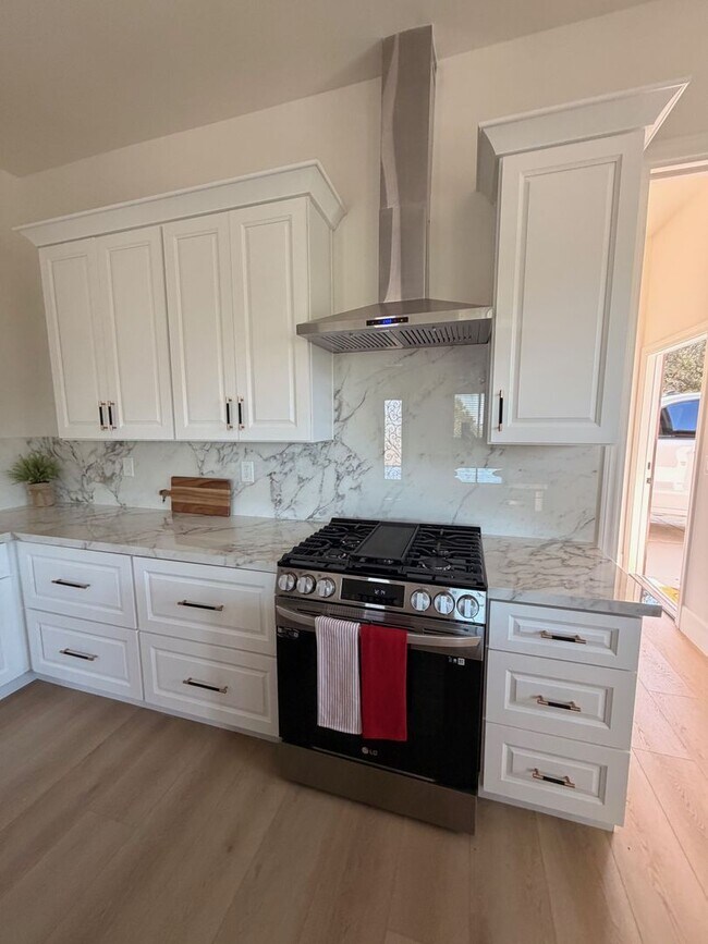 Building Photo - Charming 2-Bedroom Home in Private Gated Community