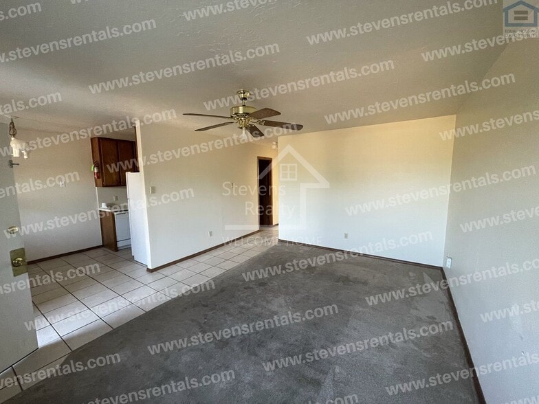 Building Photo - 1912 SW D Ave