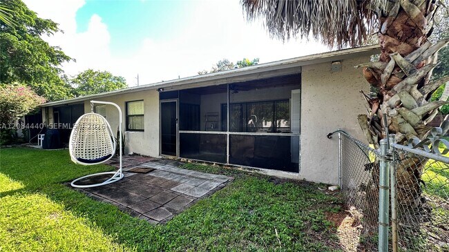 Building Photo - 566 SW 20th Ct