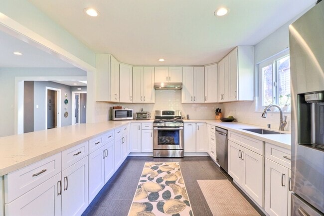 Building Photo - Stunning East Richmond Heights Home!