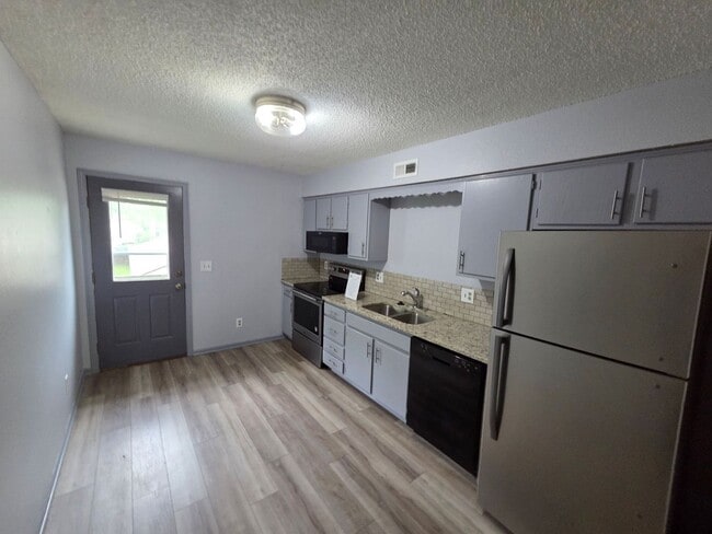 Building Photo - Updated 2 Bedroom / 1 Bathroom in Lee's Summit!!