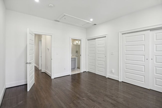 Building Photo - Available Now! // 3 Bedroom 2.5 Bathroom T...