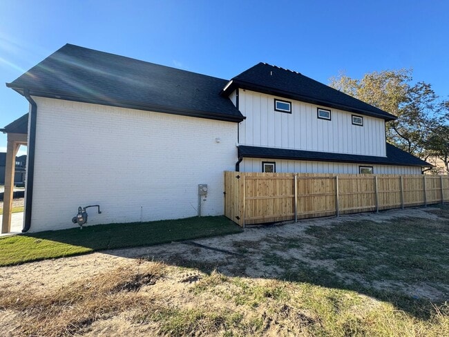 Building Photo - 1st MONTHS RENT FREE - 4 bed, 3 bath, 2 car New Construction!