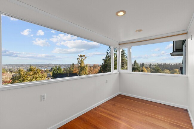 Building Photo - 4Bd/3Ba Seattle House