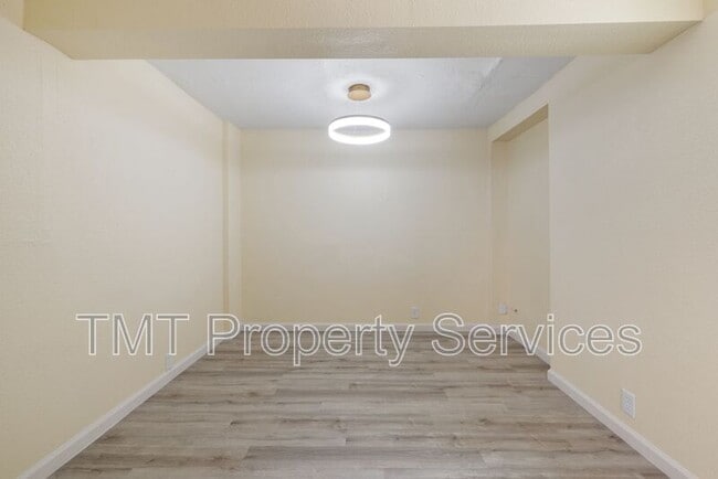 Building Photo - 1647 E 6th St