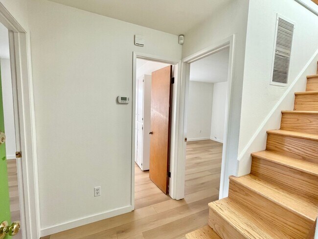 Building Photo - Bernal Heights 2Br House with Skylights, V...