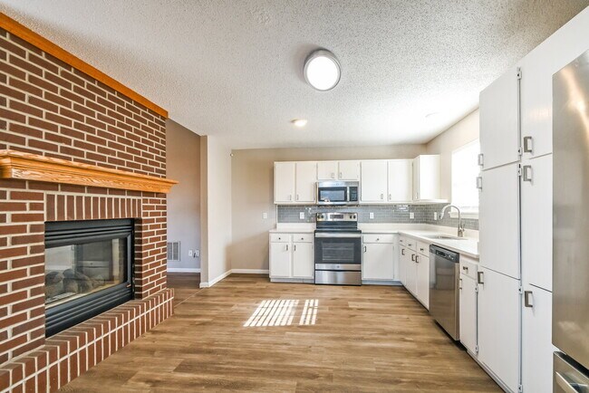 Building Photo - 17722 Sanibel Cir