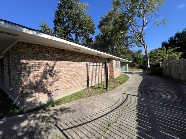 Building Photo - Newly renovated Single-Family Home in Shenandoah Estates Subdivision!