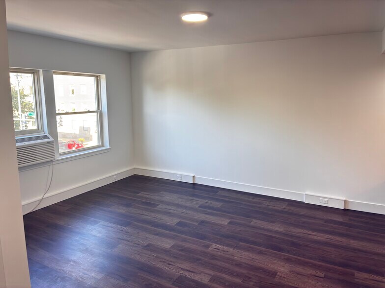 Building Photo - 1555 W Hollywood Ave