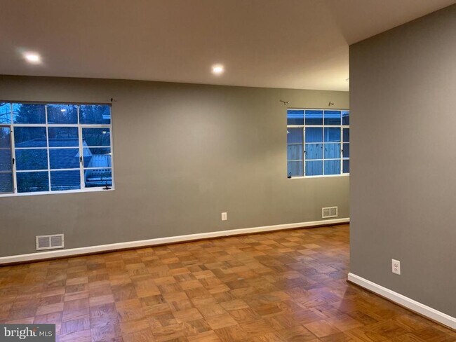 Building Photo - 857 N Jacksonville St