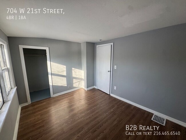 Building Photo - 704 W 21st St