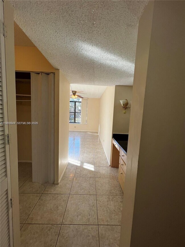 Building Photo - 3760 Inverrary Dr