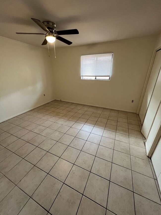 Building Photo - Town Home For Rent