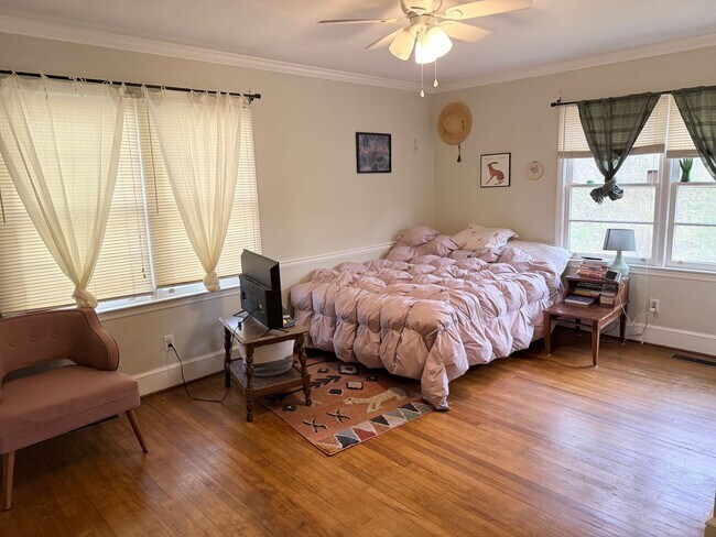 Building Photo - Cute Three Bedroom Near Piedmont Hospital