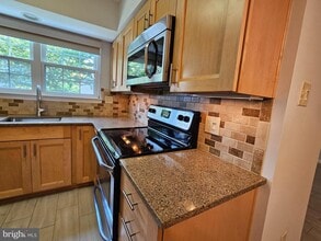 Building Photo - 12109 Greenway Ct