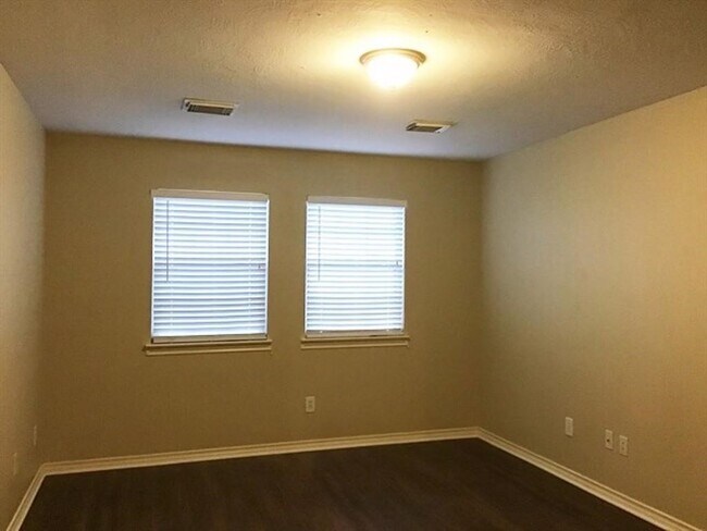 Building Photo - 2218 Shady Pine Dr