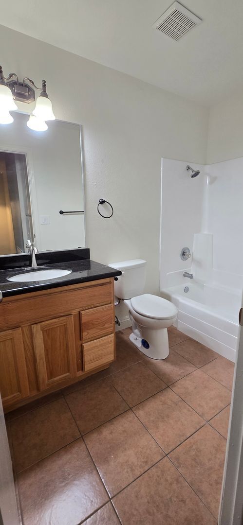 Building Photo - Centrally Located Redlands Townhome