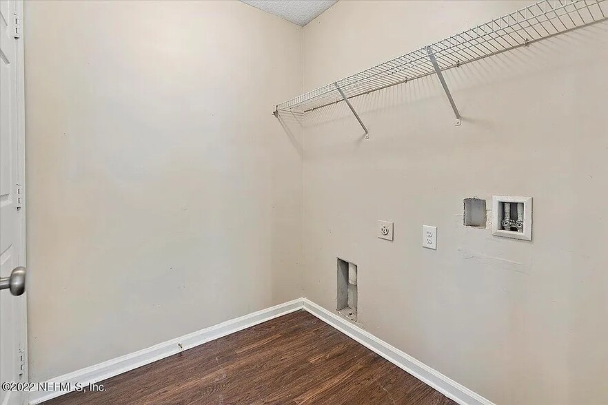 Building Photo - 9155 Mill Grove Dr