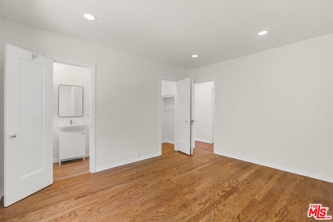 Building Photo - 1122 S La Peer Dr