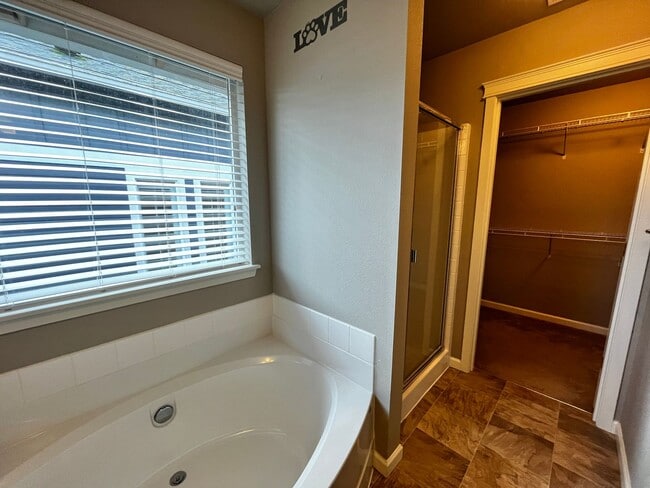 Building Photo - Large 4bed/3bath Home