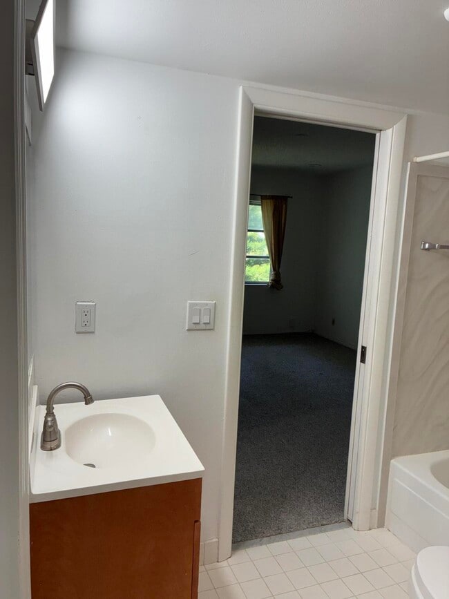 Building Photo - 2600 SW 22nd Ave