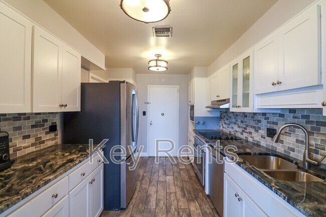 Building Photo - 825 Bayshore Dr