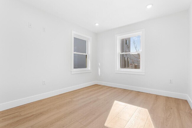 Building Photo - 118 E Huntingdon St