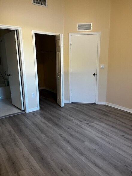 Building Photo - 2621 SE 12th Rd