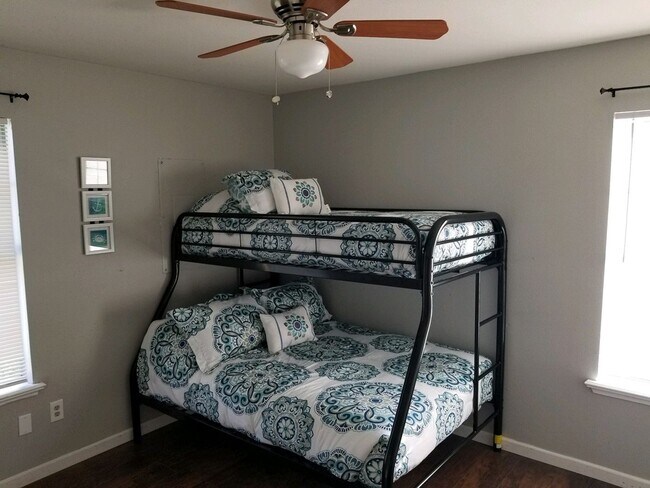 Building Photo - Move in Ready - 4 bedroom 2 bath