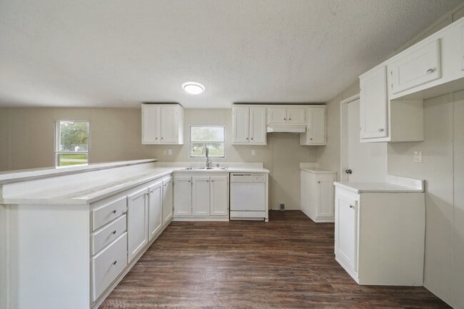Building Photo - Charming 3-Bed, 2-Bath Retreat on Country Oaks Street, Brazoria!