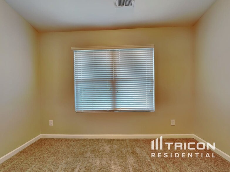 Building Photo - 452 Shady Glen