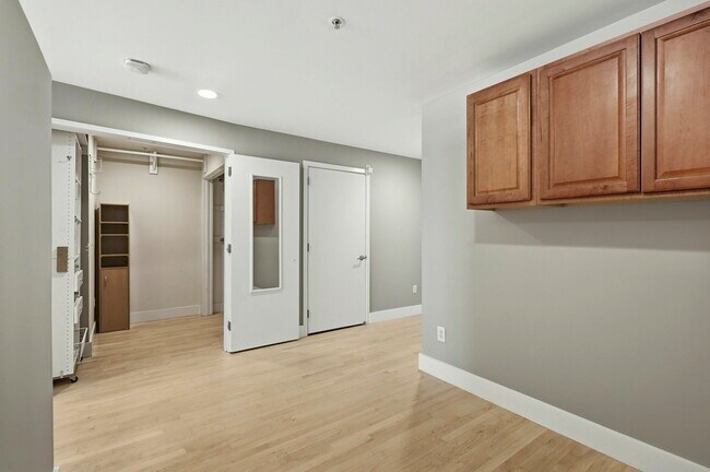 Building Photo - 588 S Van Ness Ave