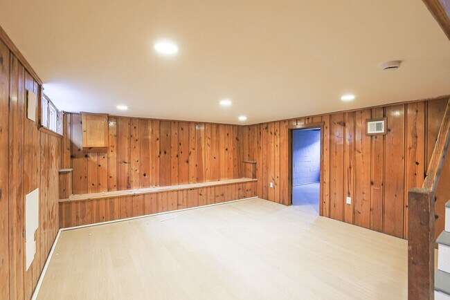 Building Photo - 3 BR 1-1/2 Baths MUST SEE- ACCEPTING HOSUING VOUCHERS!