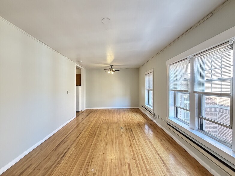 Building Photo - 735 W Barry