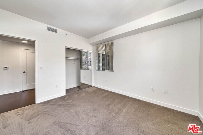 Building Photo - 436 S Virgil Ave