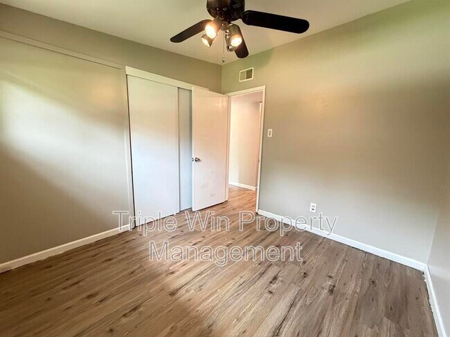 Building Photo - 865 Robinwood Dr