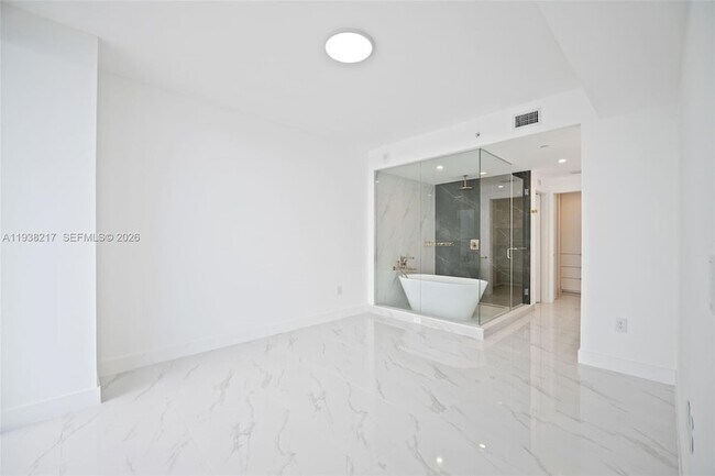 Building Photo - 700 NE 24th St