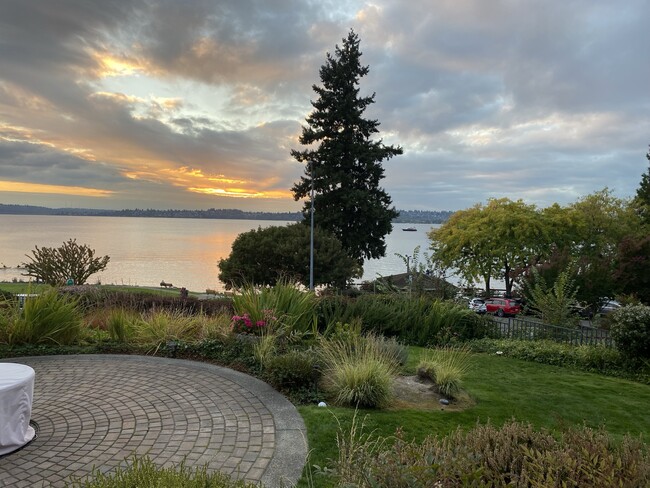 Common Area Firepit Table with Views - 6620 Lake Washington Blvd NE