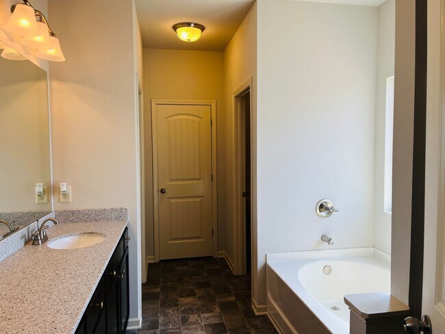 Building Photo - Wow! Check out this charming 3 bedroom 2.5 bathroom home in Newnan!