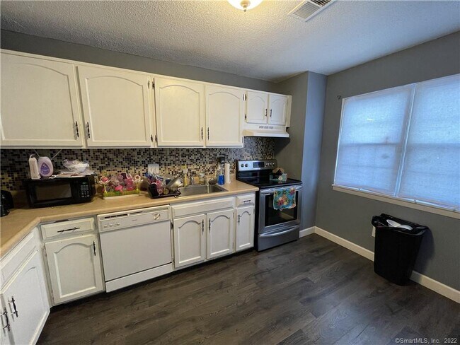 Building Photo - 10 Georgetown Dr