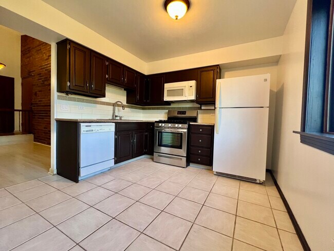 Building Photo - 5985 Lakeside Pl