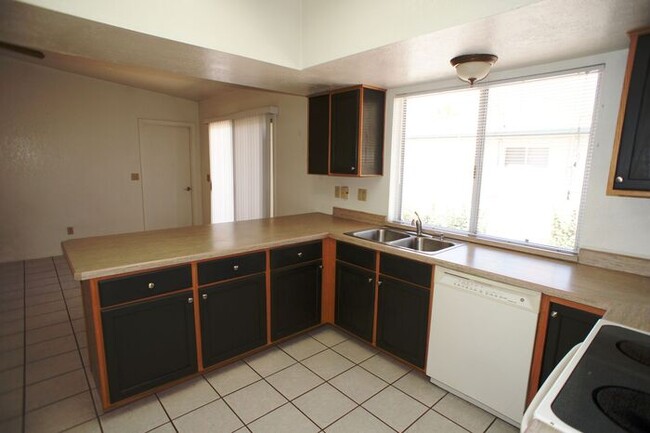 Building Photo - 2920 N La Chiquita Ave