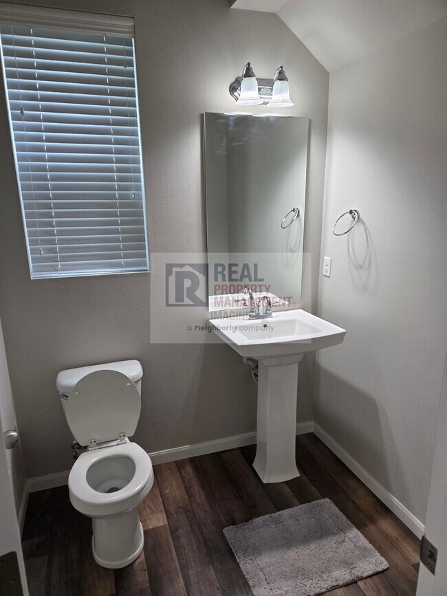 Building Photo - Modern 3 Bedroom, 2.5 Bath Home In Quiet Community!