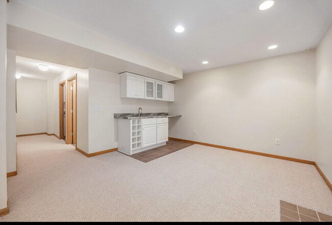 Building Photo - 270 Silverridge Dr