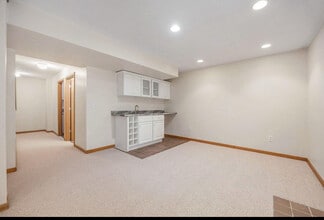 Building Photo - 270 Silverridge Dr