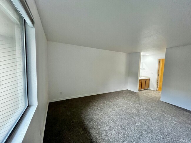 Building Photo - Fresh Paint and New Carpet in this Sunn Fjord Condo!