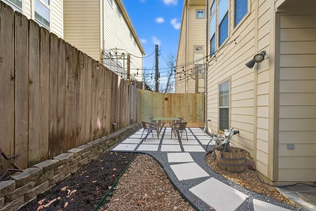 Building Photo - 410 Fowler St