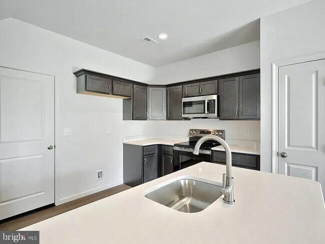 Building Photo - 7847 Oakbrook Dr