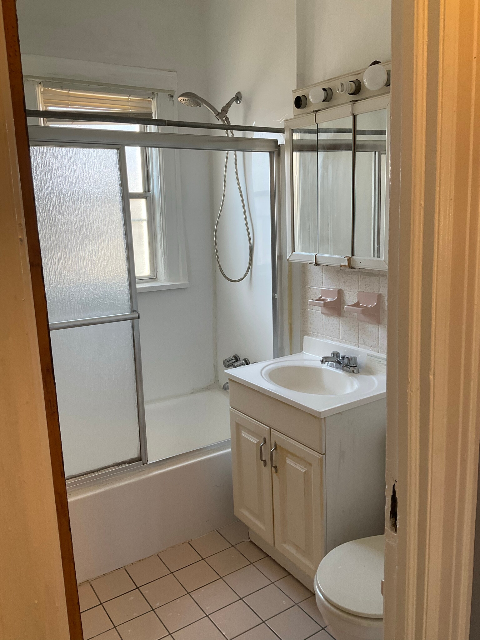 Apt 2 bath - 4137 Boyd Ave